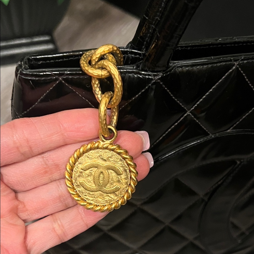 EUC- Chanel Black Quilted patent leather with 24K Gold zipper pull @lovetanyb - Picture 14 of 16